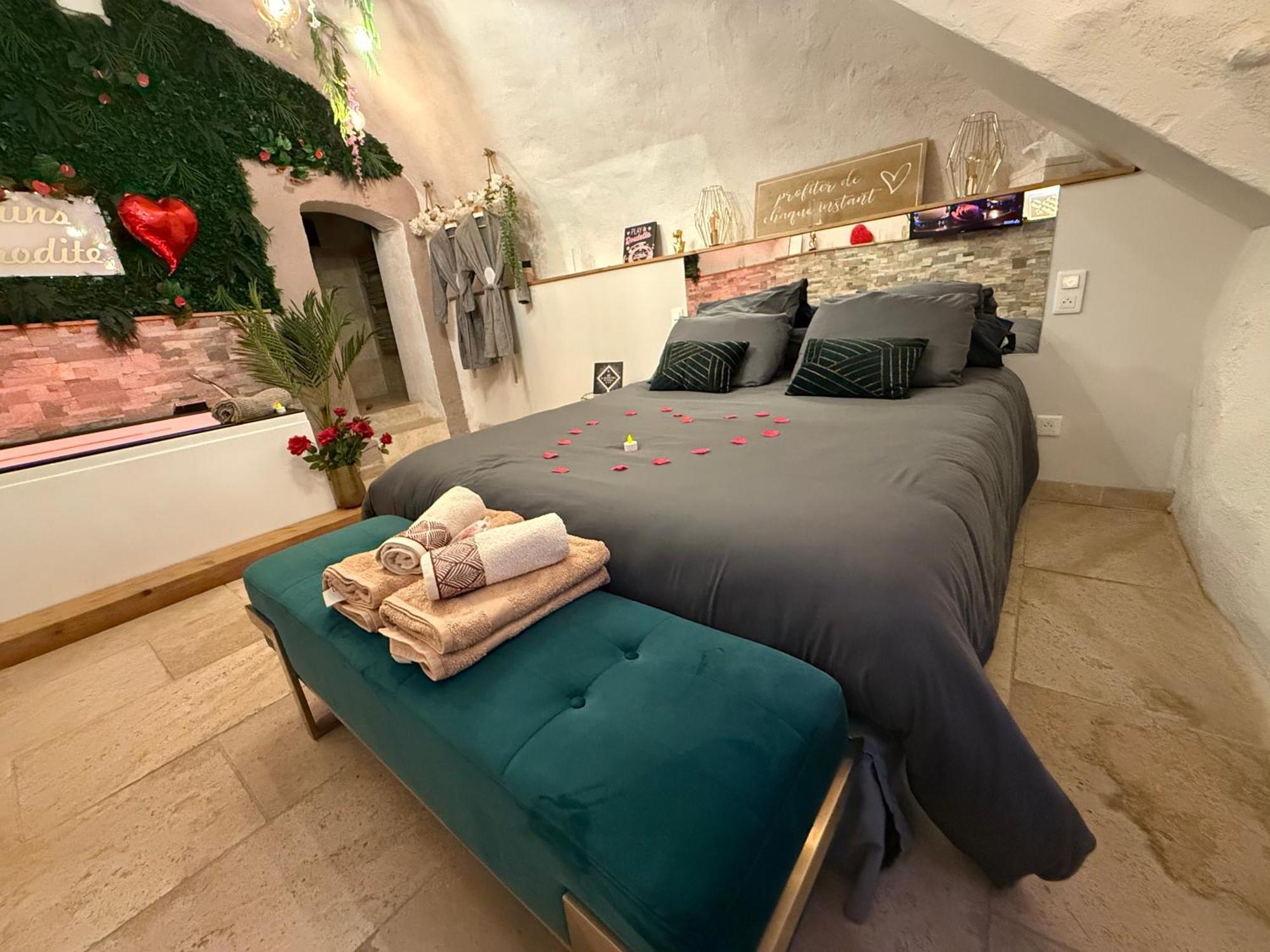 Les Bains D'Aphrodite, Suite Hammam & Spa Auriol Exterior photo